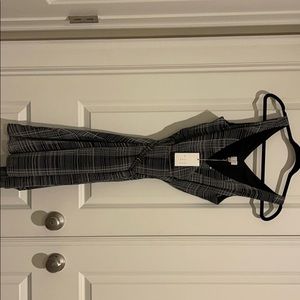 Sleeveless and V-neck black dress with white lines